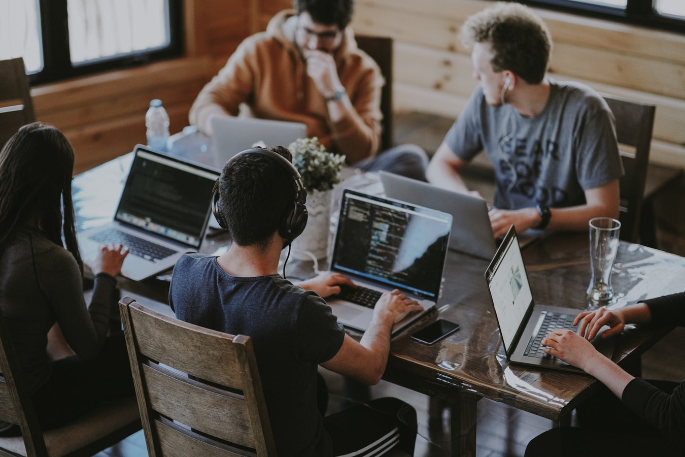 Um grupo de pessoas trabalhando com seus computadores em uma atividade de organização de documentos.