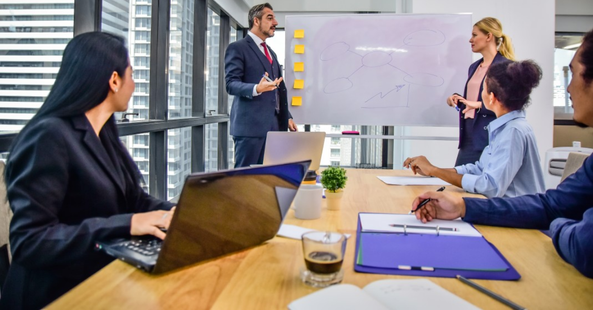 mesa de trabalho durante uma reunião de gestão em uma empresa