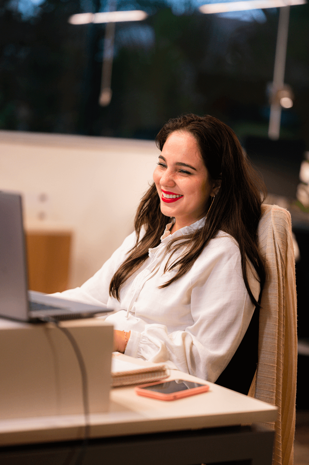 Foto de uma gamechanger trabalhando no escritório e sorrindo