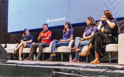 Grupo de pessoas durante um bate papo da Qive