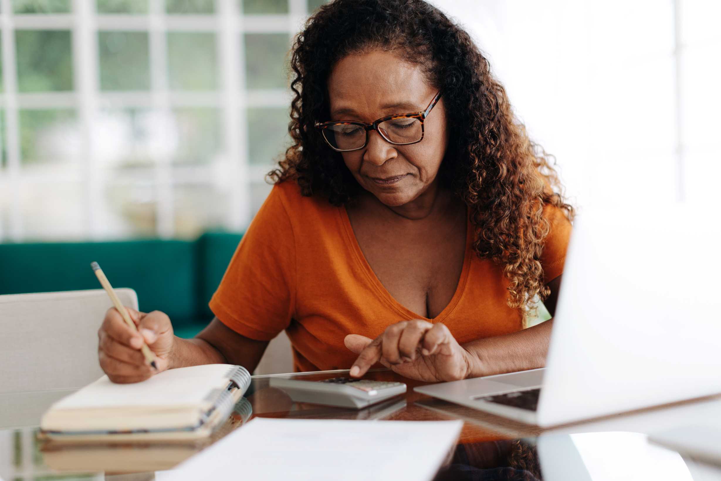 mulher negra fazendo cálculo em calculadora de fgts para gfip/dctfweb