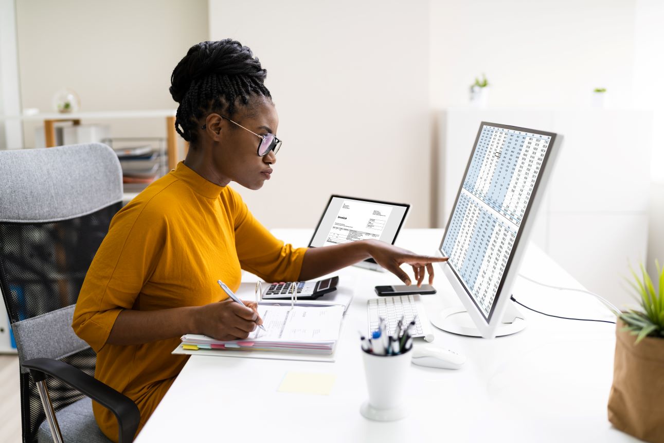 Contadora em processo de digitalização do trabalho representando o post sobre contabilidade digital