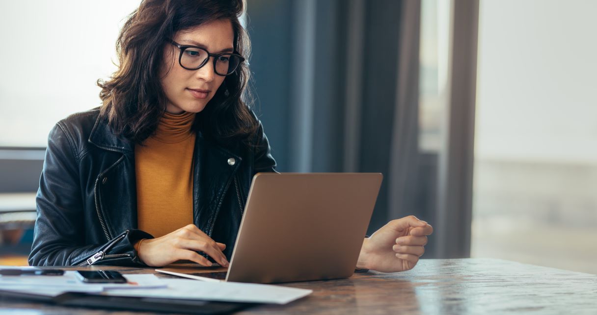 Mulher mexendo no computador representando o post sobre como cadastrar fornecedores no bling