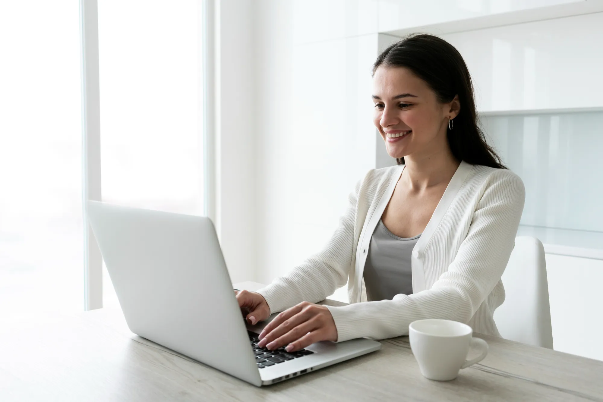 Mulher no computador representando o post sobre carta de correção no Protheus