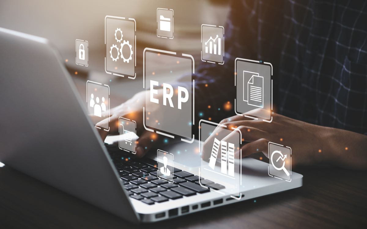 Close de pessoa no computador com desenhos gráficos representando ERP, para o post sobre os ERPs da TOTVS