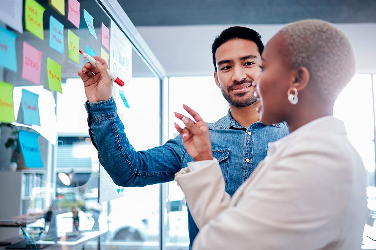 Duas pessoas fazendo o planejamento orçamentário da empresa