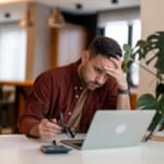 Homem desesperado representando o post sobre perdi a nota fiscal o que fazer