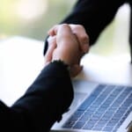 Um apertar de mãos representando o post sobre tomador da nota fiscal